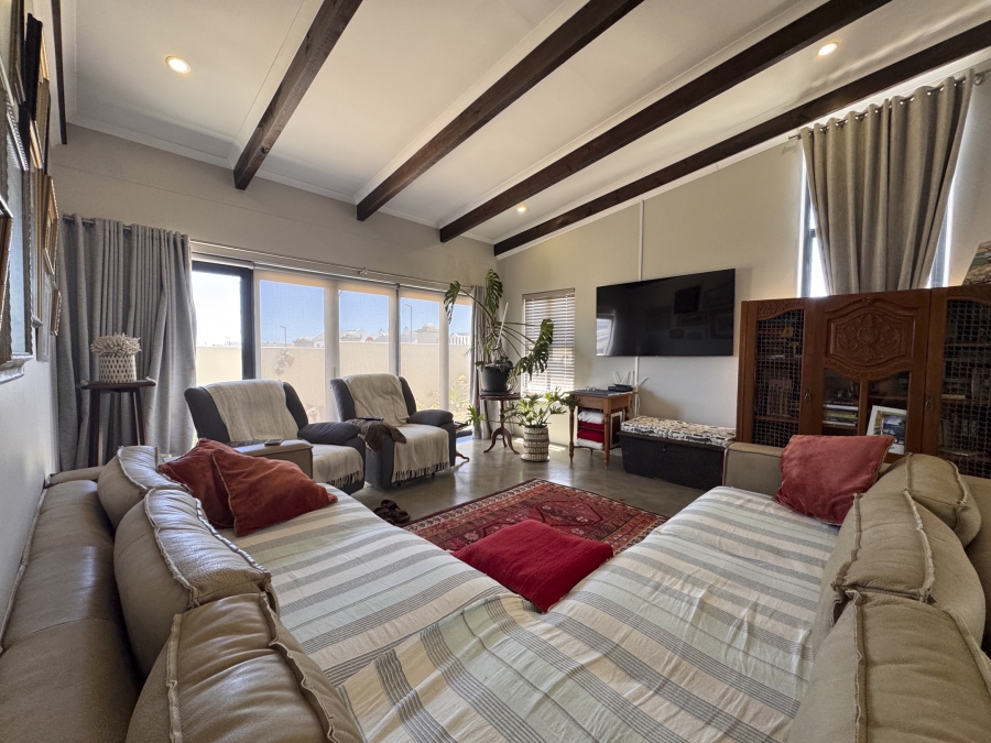 6 Bedroom Property for Sale in Sunset Estate Western Cape